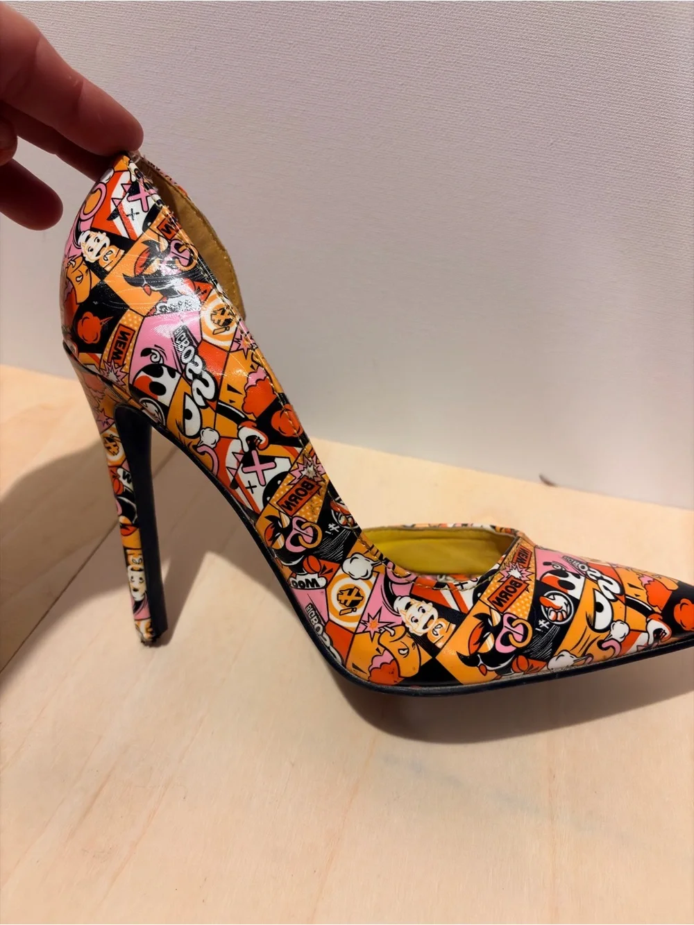 Shoe Republic LA bold graphic